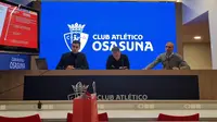 Direktur akademi sepak bola Osasuna Tajonar, Angel Alcalde (tengah) dan legenda Osasuna, Patxi Punal (kanan), saat konferensi pers dengan wartawan yang mengikuti agenda media trip LALIGA, Jumat (12/1/2024). (Bola.com/Yus Mei Sawitri)