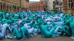 Ribuan orang tanpa busana di jalanan saat menjadi model sebuah seni berjudul "Sea of Hull" karya Spencer Tunick asal Amerika Serikat di pusat Kota Hull, Inggris, Sabtu (9/7). (AFP Photo/Jon Super)