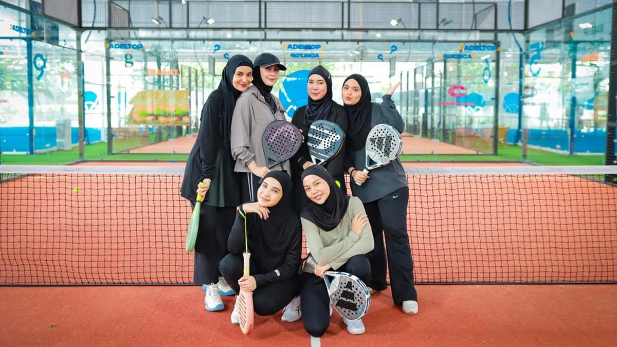 7 Outfit Main Padel ala Artis Berhijab, Stylish dan Tetap Sopan