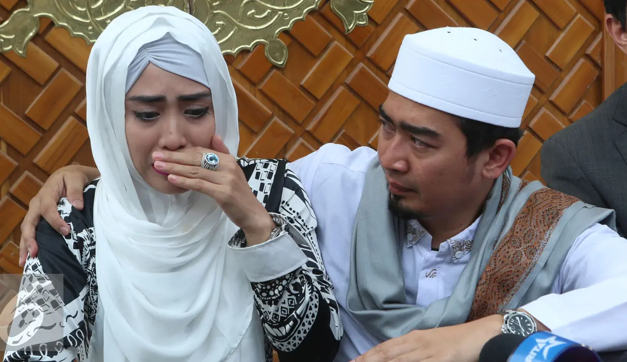 Ustad Solmed dan istri memberikan keterangan pers terkait issu pengeroyokan Ustad Solmed saat akan mengisi acara di Desa Pasuruan, Banten pada Jumat (6/5), Jakarta, Rabu (11/5). (Liputan6.com/Herman Zakharia)