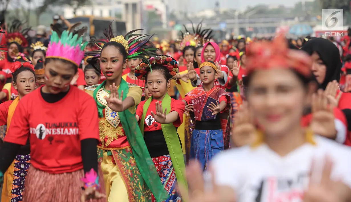 Ribuan penari membawakan 7 tari tradisional dalam rangka HUT ke-73 RI dan Asian Games 2018 saat CFD di Jakarta, Minggu (12/8). Kegiatan yang digagas Yayasan Belantara Budaya Indonesia mengusung tema Tunjukkan Indonesiamu. (Liputan6.com/Fery Pradolo)