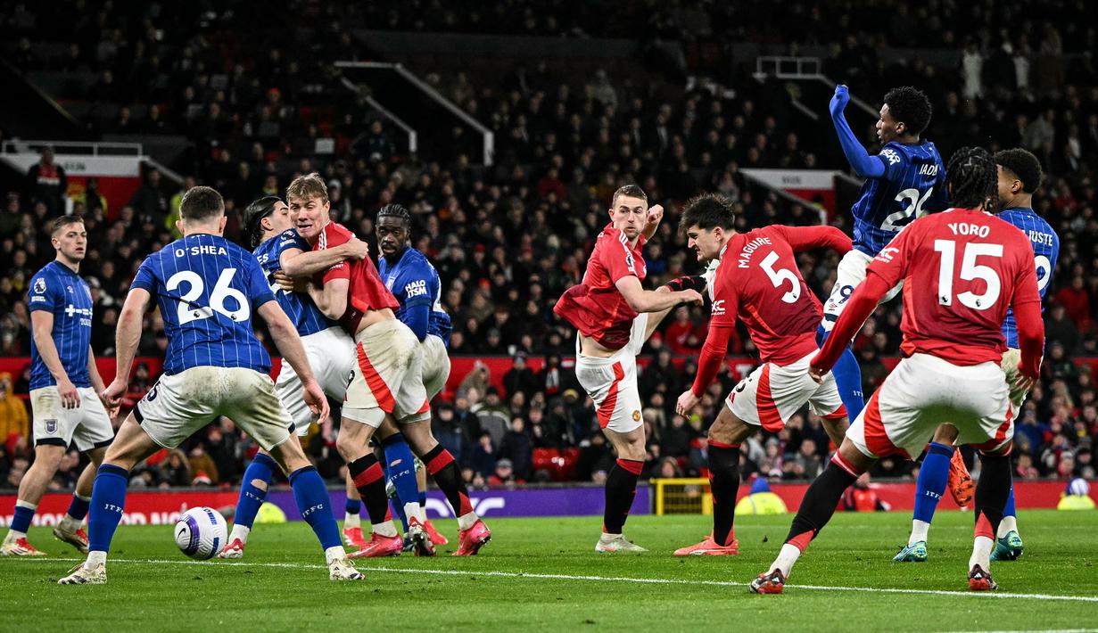 Pemain Manchester United, Harry Maguire mencetak gol melalui sundulan ke gawang Ipswich Town dalam laga lanjutan Liga Inggris 2024/2025 di Old Trafford, Manchester, Inggris, Kamis (27/02/2025). (AFP/Oli Scarff)