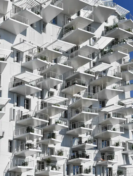 Foto pada 3 Juni 2019 memperlihatkan sebuah bangunan "L'arbre blanc" (White Tree) di Montpellier, Prancis selatan. Para penghuni bangunan ini dapat menikmati sinar matahari seperti daun yang menyerap pancaran sinar surya. (Pascal GUYOT/AFP)
