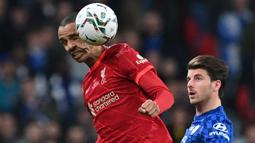 Joel Matip mampu membuktikan bahwa dirinya layak sebagai bek tengah di Liverpool berpasangan dengan Virgil van Dijk. Ia bukan hanya pemain yang dominan secara fisik yang pandai dalam duel udara dan membaca permainan, tetapi juga sangat baik dalam ball progression. (AFP/Justin Tallis)