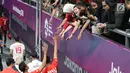 Suporter memberi salam dukungan kepada pemain bola voli putra Indonesia meski kalah dalam babak perempat final bola voli putra Asian Games 2018 di Volley Indoor Jakarta, Selasa (28/8). (Liputan6.com/Fery Pradolo)