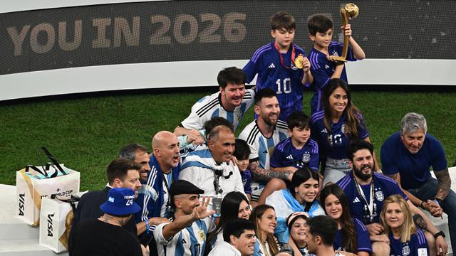 Foto: Kemesraan Lionel Messi Bersama Keluarganya saat Rayakan Gelar Juara Piala Dunia 2022