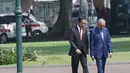 Presiden Joko Widodo (Jokowi) berjalan bersama PM Malaysia, Mahathir Mohamad usai menaman pohon di halaman belakang Istana Bogor, Jumat (29/6). Sebelum kegiatan menanam pohon, PM Malaysia disambut dengan upacara kenegaraan. (Liputan6.com/Angga Yuniar)