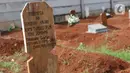 Sebuah makam dengan nisan satire bertuliskan Indonesia Bin Terserah Kalian di TPU Jombang, Tangerang Selatan, Rabu (27/5/2020). Tulisan satire tersebut menyindir masyarakat yang tidak mematuhi aturan selama pemberlakuan Pembatasan Sosial Berskala Besar (PSBB). (Liputan6.com/Helmi Fithriansyah)