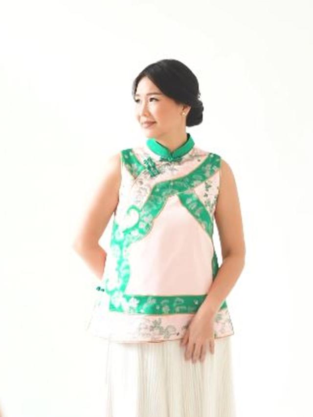 Awet Muda di Usia 46 Tahun, Ini 7 Momen Veronica Tan Jalani Pemotretan Tema Imlek