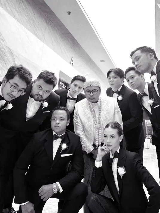 Yuki pun berfoto dengan groomsmen lainnya yang tak kalah maskulinnya.  @yukikt.