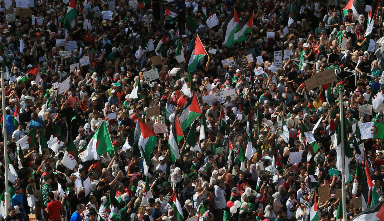 Aksi unjuk rasa warga Aljazair setelah serangan mematikan di rumah sakit Al Ahli. (AP Photo/Hassene Dridi)