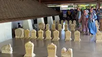 Nisan-nisan baru di kompleks pemakaman Sunan Bonang