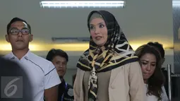Artis peran Elma Theana berjalan keluar usai diperiksa di Resmob Polda Metro Jaya, Jakarta, Kamis (8/9). Elma Theana dipanggil Polda Metro Jaya untuk menjadi saksi atas kepemilikan senjata api Aa Gatot Brajamusti. (Liputan6.com/Herman Zakharia)