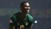 Striker Persebaya Surabaya, Amido Balde, merayakan gol yang dicetaknya ke gawang Persib Bandung pada laga Liga 1 di Stadion Gelora Bung Tomo, Surabaya, Jumat (5/7). Persebaya menang 4-0 atas Persib. (Bola.com/Aditya Wani)