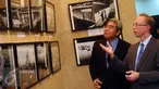 Duta Besar Rusia untuk Indonesia, Mikhail Galuzin (kanan) bersama salah satu pengunjung melihat hasil liputan pewarta foto Rusia, Andrey Stenin di Russian Center for Science and Culture, Jakarta, Selasa (22/12/2015). (Liputan6.com/Helmi Fithriansyah)