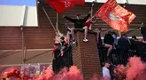 Para penggemar Liverpool merayakan gelar juara Liga Inggris di luar stadion Anfield pada 27 April 2025. (Paul ELLIS/AFP)