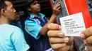Pengendara  dibantu juru parkir melakukan transaksi parkir dengan parkir meter, kawasan jalan Sabang, Jakarta, Senin (6/10/2014) (Liputan6.com/Faizal Fanani)