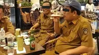 Viral ASN nongkrong sambil minum bir di Makassar (Liputan6.com/Istimewa)