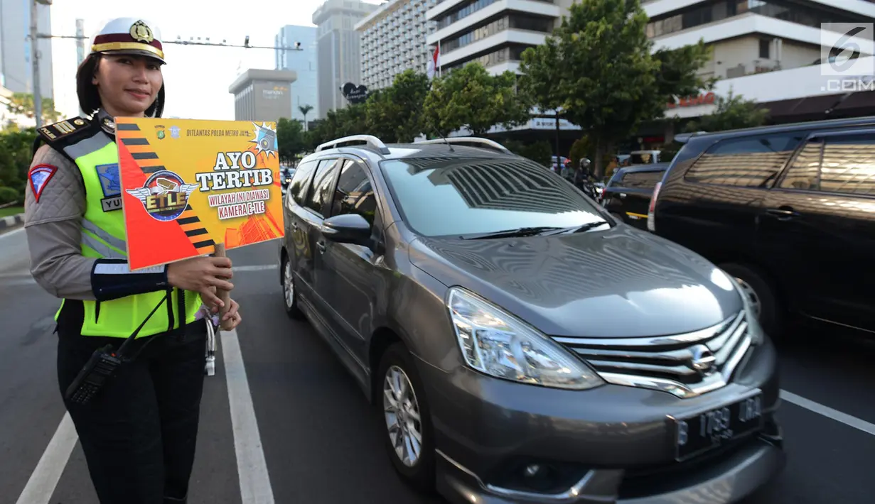Polda Metro Jaya mensosialisasikan terkait penambahan kamera untuk mendukung penerapan sistem Electronic Traffic Law Enforcement (E-TLE) atau tilang elektronik di Jalan Thamrin, Jakarta, Kamis (25/4). Sebanyak 10 kamera baru ditambah untuk mendukung sistem tilang elektronik (merdeka.com/Imam Buhori)