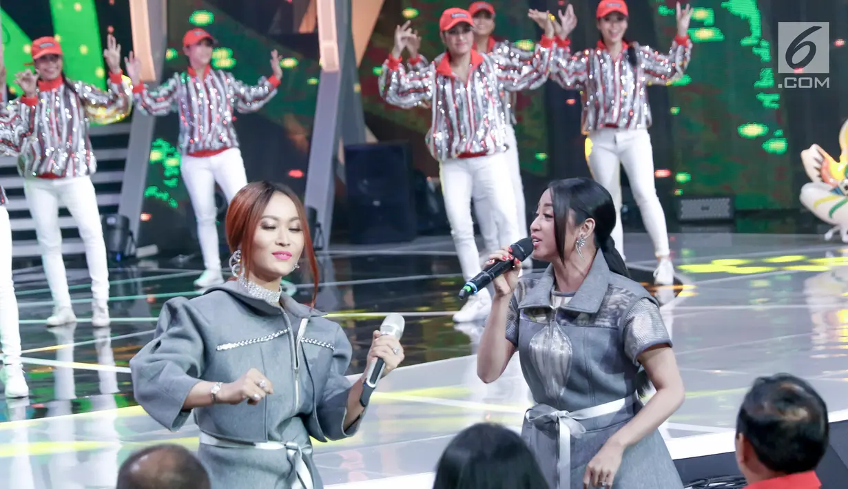 Pedangdut Inul Daratista dan Dewi Perssik meramaikan Konser Terima Kasih Indonesia untuk Para Juara di Studio 5 Indosiar, Selasa (4/9). Acara itu wujud apresiasi akan prestasi atlet selama pesta olahraga Asian Games 2018. (Liputan6.com/Immanuel Antonius)