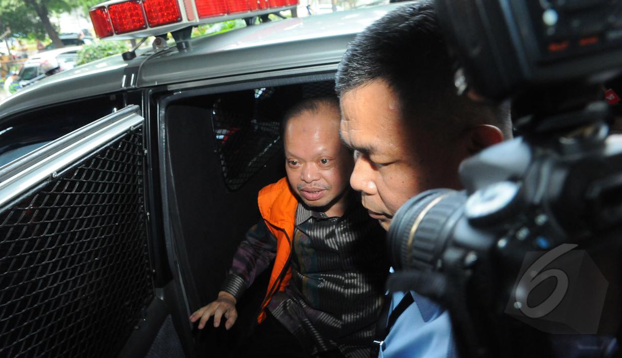 Mantan Ketua Komisi VII DPR RI Sutan Bhatoegana, menjalani sidang perdana di Pengadilan Tipikor, Jakarta, Senin (6/4/2015). Sutan, tersangka kasus dugaan penerimaan hadiah terkait penetapan APBN-P Kementerian ESDM di DPR RI. (Liputan6.com/Herman Zakharia)