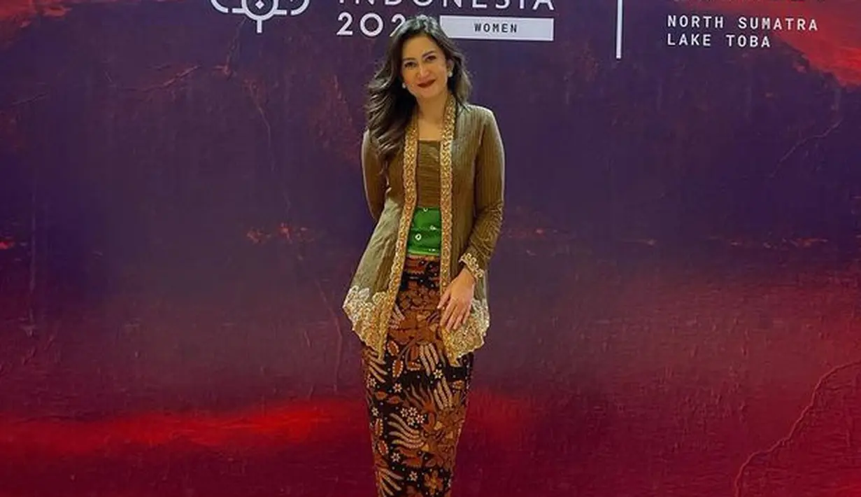 <p>Kebaya dengan model klasik berpotongan panjang juga memberikan kesan anggun tersendiri pada penampilan. Aplikasi list emas pada tepi kebaya menambah kemewahan tersendiri saat dikenakan.</p>