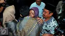 Gatot Pudjo Nugroho memeluk kerabatnya usai menjalani sidang di Pengadilan Tipikor, Jakarta,Rabu (17/2). Gatot terbukti bersalah menyuap tiga hakim dan seorang panitera PTUN Medan sebesar USD27.000 dan SGD5.000. (Liputan6.com/Faisal R Syam)