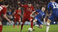 Pemain Chelsea, Billy Gilmour, berebut bola dengan gelandang Liverpool, Adam Lallana, pada laga Piala FA di Stadion Stamford Bridge, Selasa (3/3/2020). Chelsea menang 2-0 atas Liverpool.(AP/Ian Walton)