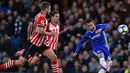 Gelandang Chelsea, Eden Hazard, berusaha membobol gawang Southampton pada laga Premier League di Stadion Stamford Bridge, London, Selasa (25/4/2017). Chelsea menang 4-2 atas Southampton. (AFP/Glyn Kirk)