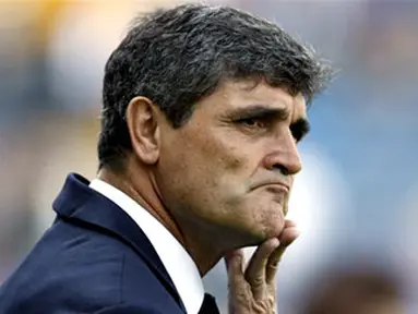 Tottenham manager Juande Ramos watches his team warm up before its match against Portsmouth during a Barclays Premier League football game at Fratton Park in Portsmouth on September 28, 2008. AFP PHOTO/IAN KINGTON