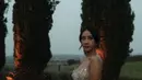 Anya Geraldine tampil bak princess tampil mengenakan gaun strapless bling-bling warna putih silver. Gaun semakin mewah dengan model rok panjang menyapu lantai. [@anyageraldine]