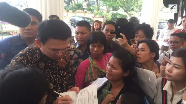 Seorang ibu bernama Masrifah menunggu Gubernur DKI Jakarta Basuki Tjahaja Purnama atau Ahok di Balai Kota Jakarta. Saat bertemu Ahok, dia tak sanggup menahan air matanya.