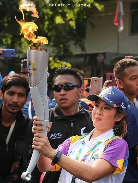 Kedatangan obor Asian Games disambut meriah oleh ribuan warga kota Surakarta tanpa pandang usia. Paras cantik Dian Sastro pembawa obor menarik perhatian masyarakat yang menyaksikan Rangkaian Torch Relay Asian Games 2018.