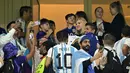 Ibu dari pemain depan Argentina Lionel Messi, Celia Maria Cuccittini (tengah), merayakan setelah tim mengalahkan Kroasia 3-0 dalam pertandingan semifinal Piala Dunia Qatar 2022 antara Argentina dan Kroasia di Stadion Lusail di Lusail, Doha, Rabu (14/12/2022). (AFP/Juan Mabromata)