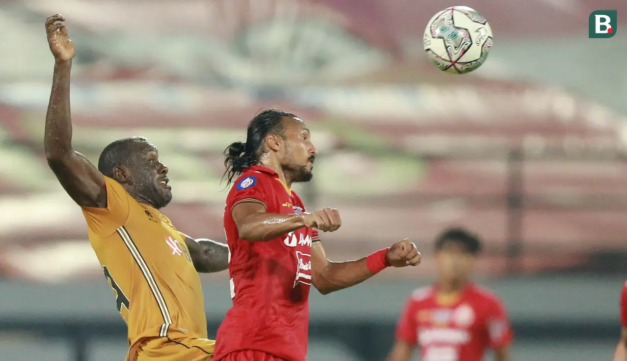 Pemain Persija Jakarta, Rohit Chand (kanan) berduel udara dengan pemain Bhayangkara FC, Herman Dzumafo dalam laga pekan ke-33 BRI Liga 1 2021/2022 di Stadion Kapten I Wayan Dipta, Gianyar, Bali, Sabtu (26/3/2022). (Bola.com/M Iqbal Ichsan)
