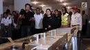 Menko PMK, Puan Maharani (tengah) menyimak penjelasan di ruang masak Wisma Atlet Asian Games 2018, Jakarta, Minggu (4/2). Kunjungan tersebut untuk memastikan kesiapan fasilitas wisma atlet. (Liputan6.com/Helmi Fithriansyah)