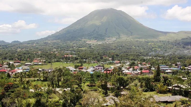 Gunung Lokon di  Tomohon.