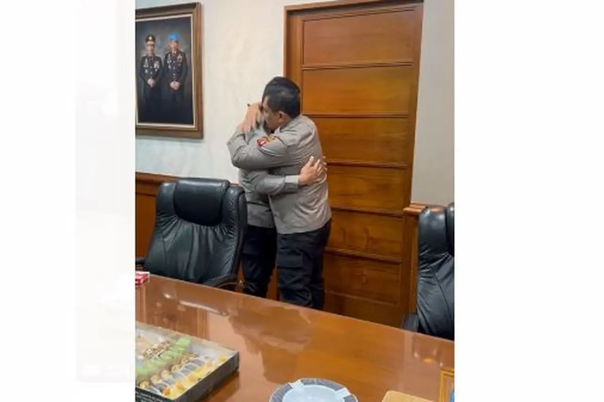Kapolda Metro Jaya, Irjen Pol Fadil Imran menemui Kadiv Propam Irjen Pol Ferdy Sambo di ruangannya. Momen itu terekam dalam kamera video berdurasi 24 detik.