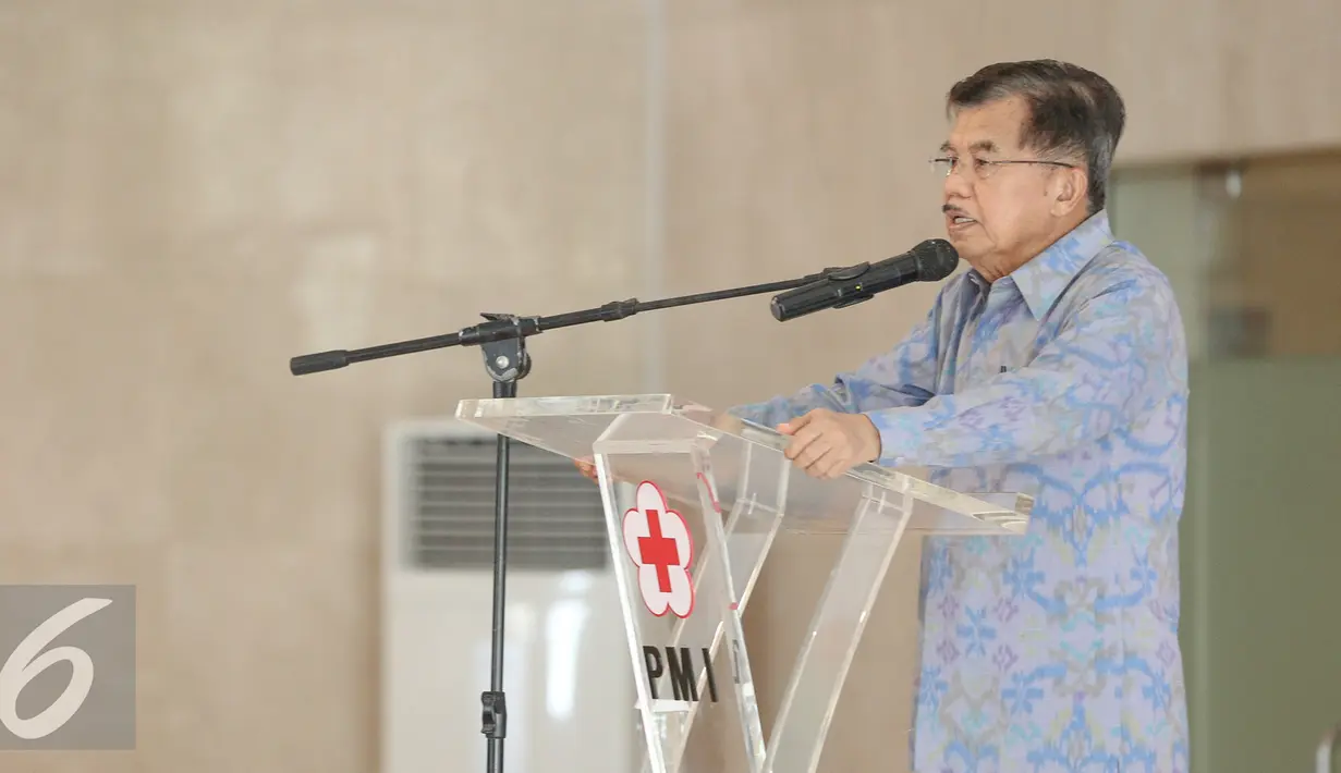 Wakil Presiden Jusuf Kalla memberikan sambutan saat menghadiri HUT ke-70 Palang Merah Indonesia (PMI) di Museum Nasional, Jakarta, Kamis (17/9/2015). (Liputan6.com/Faizal Fanani)