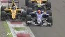 Pebalap Renault, Jolyon Palmer (kiri), bersenggolan dengan pebalap Sauber, Felipe Nasr, saat balapan F1 GP Italia baru memasuki lap ke-2 di Sirkuit Monza, Italia, Minggu (4/9/2016). (Bola.com/Twitter/F1)
