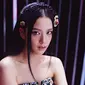 Jisoo mengenakan half kepang bergaya tradisional braid yang dijadikan seperti mahkota dengan dihiasi aksesori keemasan dan poni panjang beberap helai. Youtube