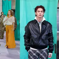 Melihat gaya selebriti hadiri show Burberry Summer 2025 (Burberry)
