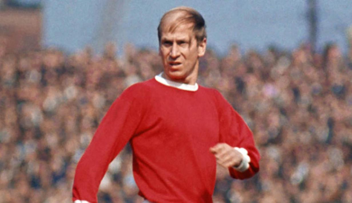 Gelandang - Bobby Charlton. Tak ada yang meragukan bahwa dirinya sebagai salah satu legenda MU. Kecepatan dan piawai menggiring bola membuat lawan kesulitan menghentikan langkahnya. (Squarespace.com)