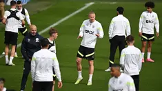 Penyerang Manchester City Erling Haaland (tengah) bersama rekan setimnya mengambil bagian dalam sesi latihan tim di tempat latihan Manchester City di Manchester, barat laut Inggris pada 16 Mei 2023. (AFP/Oli Scarff)