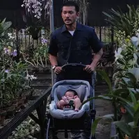 Sibuk berkarier di dunia hiburan, para pria tampan ini tidak melupakan tugas utamanya menjadi seorang ayah. Rio Dewanto dan 7 lelaki ini rela meluangkan waktunya untuk dihabiskan bersama buah hatinya. Suami idaman baget kan? (Doc. Instagram)