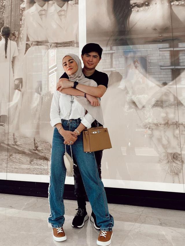 6 Potret Kedekatan Olla Ramlan dan Sean Anak Sulungnya, Bak Kakak Adik