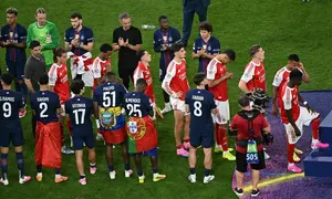 Para pemain Paris Saint-Germain memberi aplaus untuk para pemain Arsenal yang akan menerima medali runner up Liga Champions 2025/2026 di Puskas Arena, Budapest, Minggu (31/5/2026) dini hari WIB. (Attila Kisbenedek/AFP)