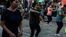 Sejumlah perempuan mengikuti senam bersama di sebuah lapangan kawasan Jakarta, Rabu (25/8/2021). Untuk menjaga tubuh tetap sehat dan imun yang terjaga di kala pandemi, warga melakukan senam rutin yang dipimpin instruktur seminggu sekali. (Liputan6.com/Johan Tallo)