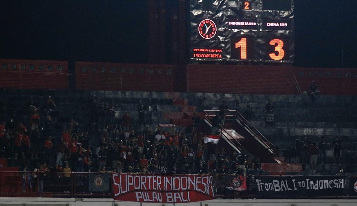 Suporter Timnas Indonesia U-19 memberi dukungan saat melawan China U-19 pada laga ujicoba di Stadion I Wayab Dipta, Bali, Minggu (20/10). Indonesia kalah 1-3 dari China. (Bola.com/Aditya Wany)