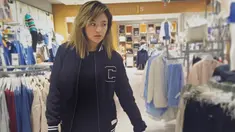Artis Marshanda melihat pakaian saat berada dipusat perbelanjaan. Marshanda merupakan mantan istri presenter Ben Kasyafani. (Instagram/ marshanda99)
